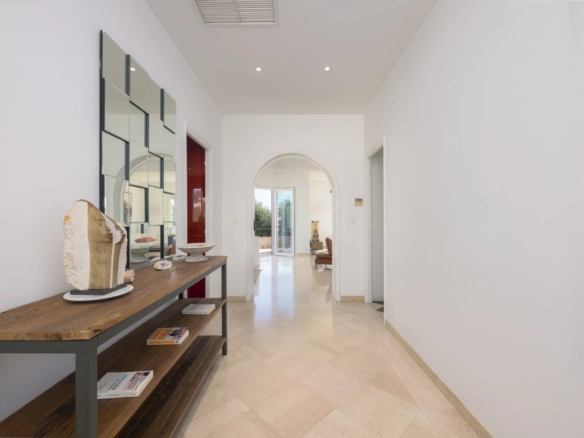 3 Bedroom Apartment in Le Cannet 2