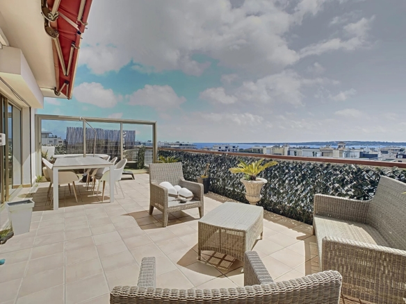 2 Bedroom Apartment in Cannes 36