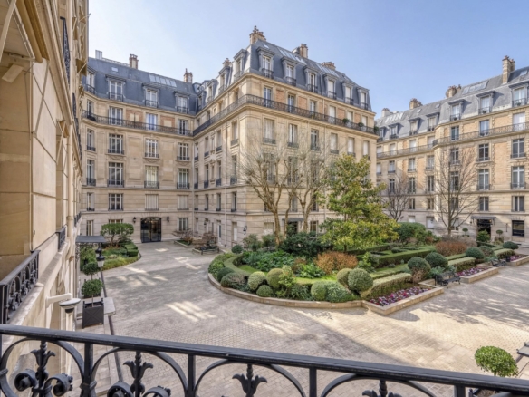 3 Bedroom Apartment in Paris 8th (Golden Triangle - Parc Monceau) 6