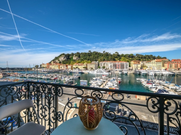 2 Bedroom Apartment in Nice 4