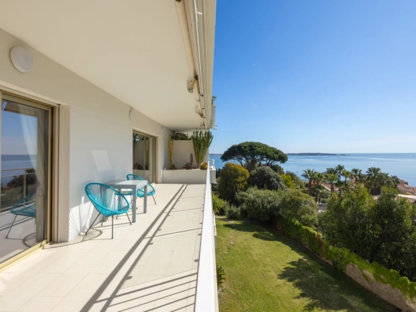2 Bedroom Apartment in Cannes 16