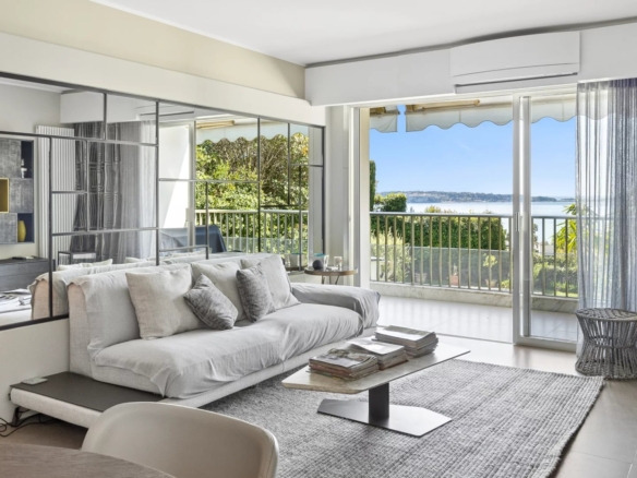 3 Bedroom Apartment in Cannes 32