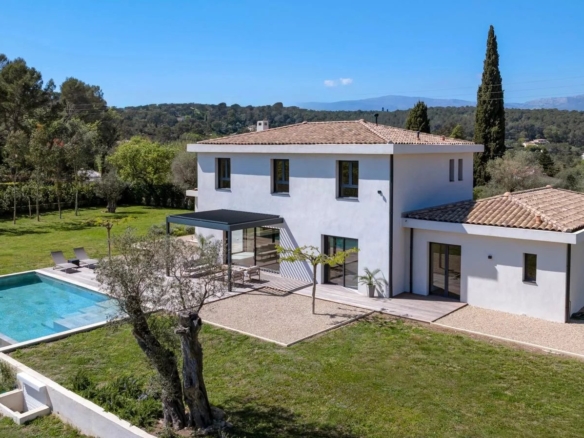 5 Bedroom Villa/House in Roquefort Les Pins 22