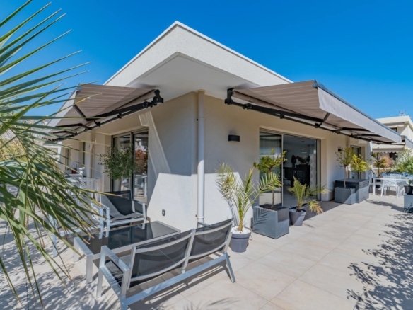 2 Bedroom Apartment in Cannes 16