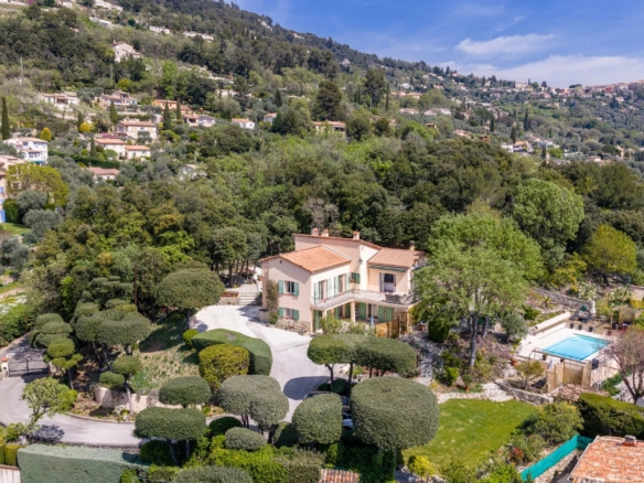 4 Bedroom Villa/House in Speracedes 8