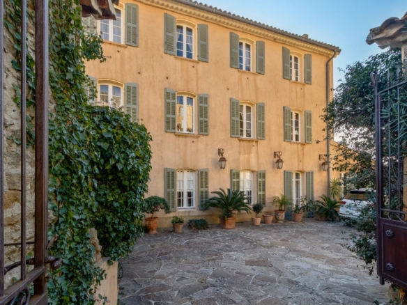 8 Bedroom Villa/House in Bormes Les Mimosas 20