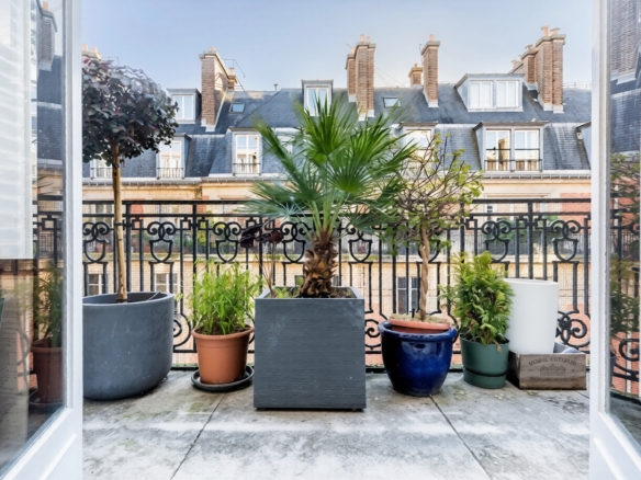 4 Bedroom Apartment in Paris 8th (Golden Triangle - Parc Monceau) 2