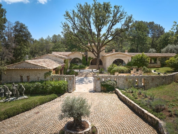 5 Bedroom Villa/House in Roquefort Les Pins 28