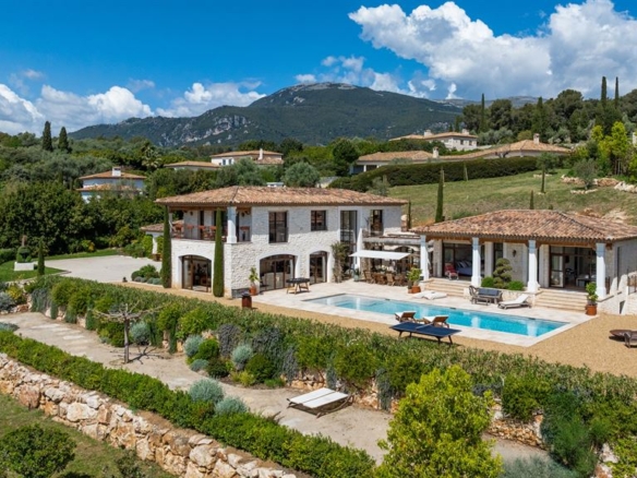4 Bedroom Villa/House in Roquefort Les Pins 2