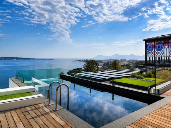 2 Bedroom Apartment in Cannes 24