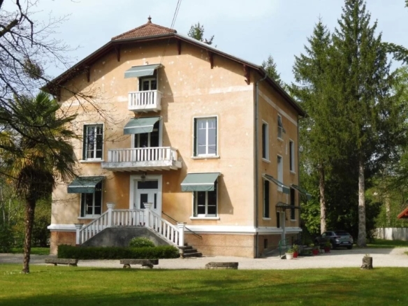 8 Bedroom Villa/House in Pont-d'ain 2