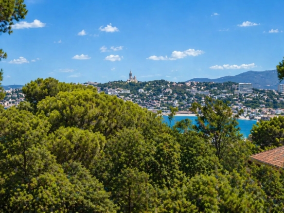 4 Bedroom Villa/House in Marseille 6