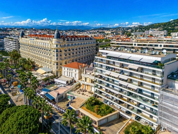 2 Bedroom Apartment in Cannes 16