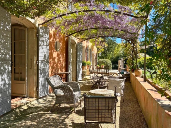 5 Bedroom Villa/House in St Etienne Du Gres 28
