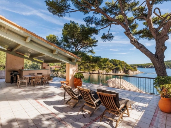 5 Bedroom Villa/House in Hyeres 6