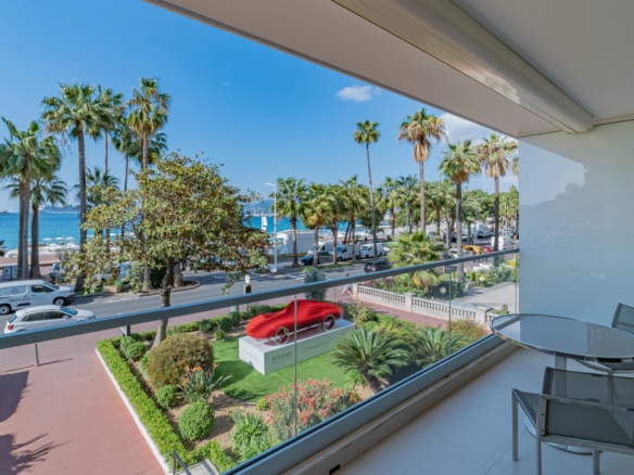 2 Bedroom Apartment in Cannes 20