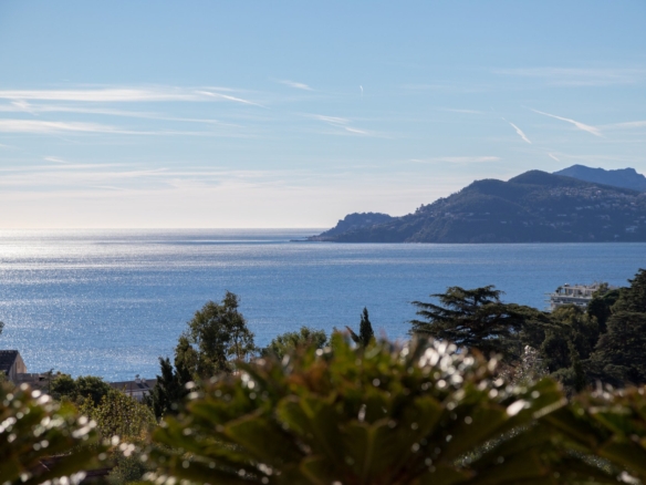 2 Bedroom Apartment in Cannes 16