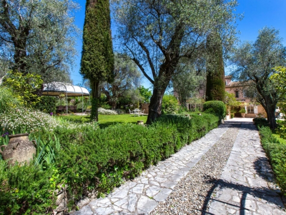 14 Bedroom Villa/House in Grasse 30