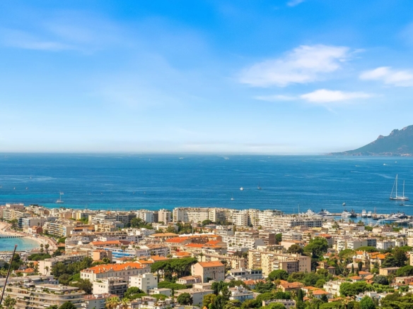 3 Bedroom Apartment in Cannes 12