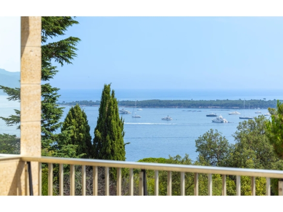 2 Bedroom Apartment in Cannes 26