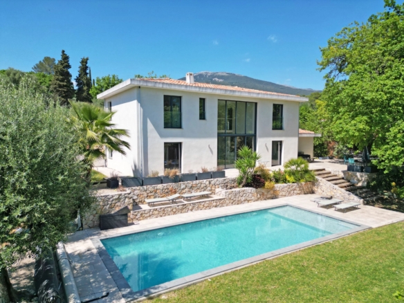 4 Bedroom Villa/House in Roquefort Les Pins 24