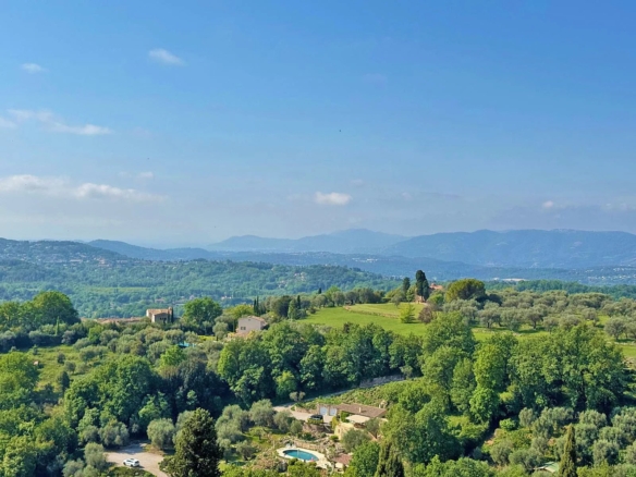 6 Bedroom Apartment in Chateauneuf Grasse 30