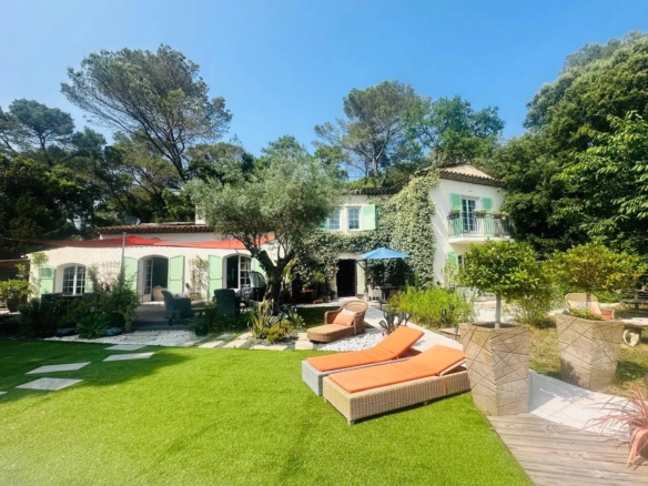 5 Bedroom Villa/House in Roquefort Les Pins 26