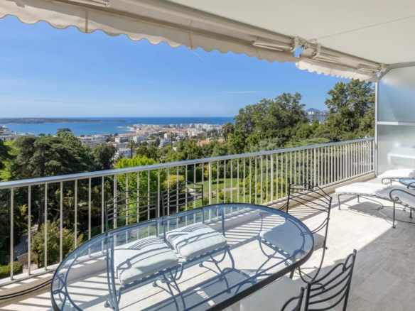 2 Bedroom Apartment in Cannes 4