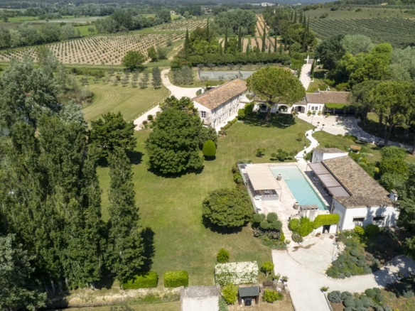 8 Bedroom Villa/House in Raphele Les Arles 28