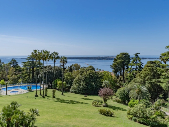 2 Bedroom Apartment in Cannes 6