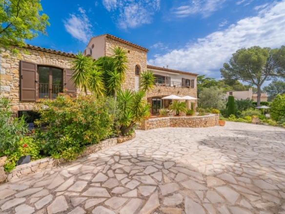 4 Bedroom Villa/House in St Raphael 2