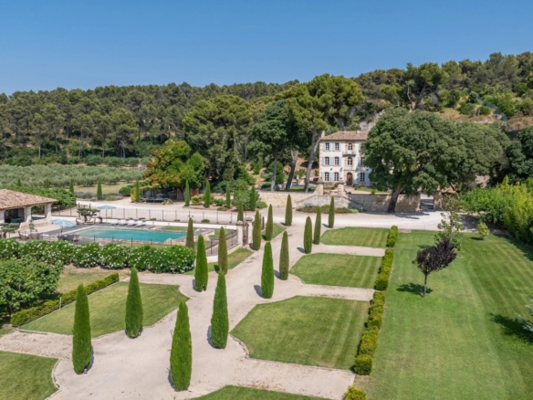 6 Bedroom Villa/House in Tarascon 2