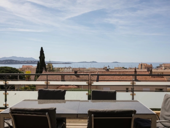 2 Bedroom Apartment in Bandol 14