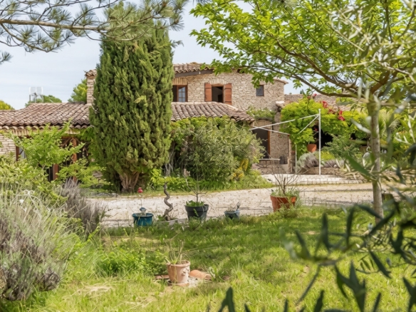 6 Bedroom Villa/House in Gordes 2