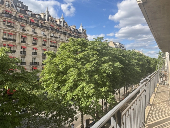 2 Bedroom Apartment in Paris 8th (Golden Triangle - Parc Monceau) 10