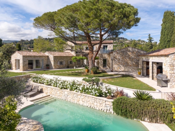 4 Bedroom Villa/House in La Colle Sur Loup 32