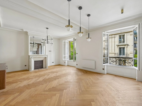 2 Bedroom Apartment in Paris 8th (Golden Triangle - Parc Monceau) 8